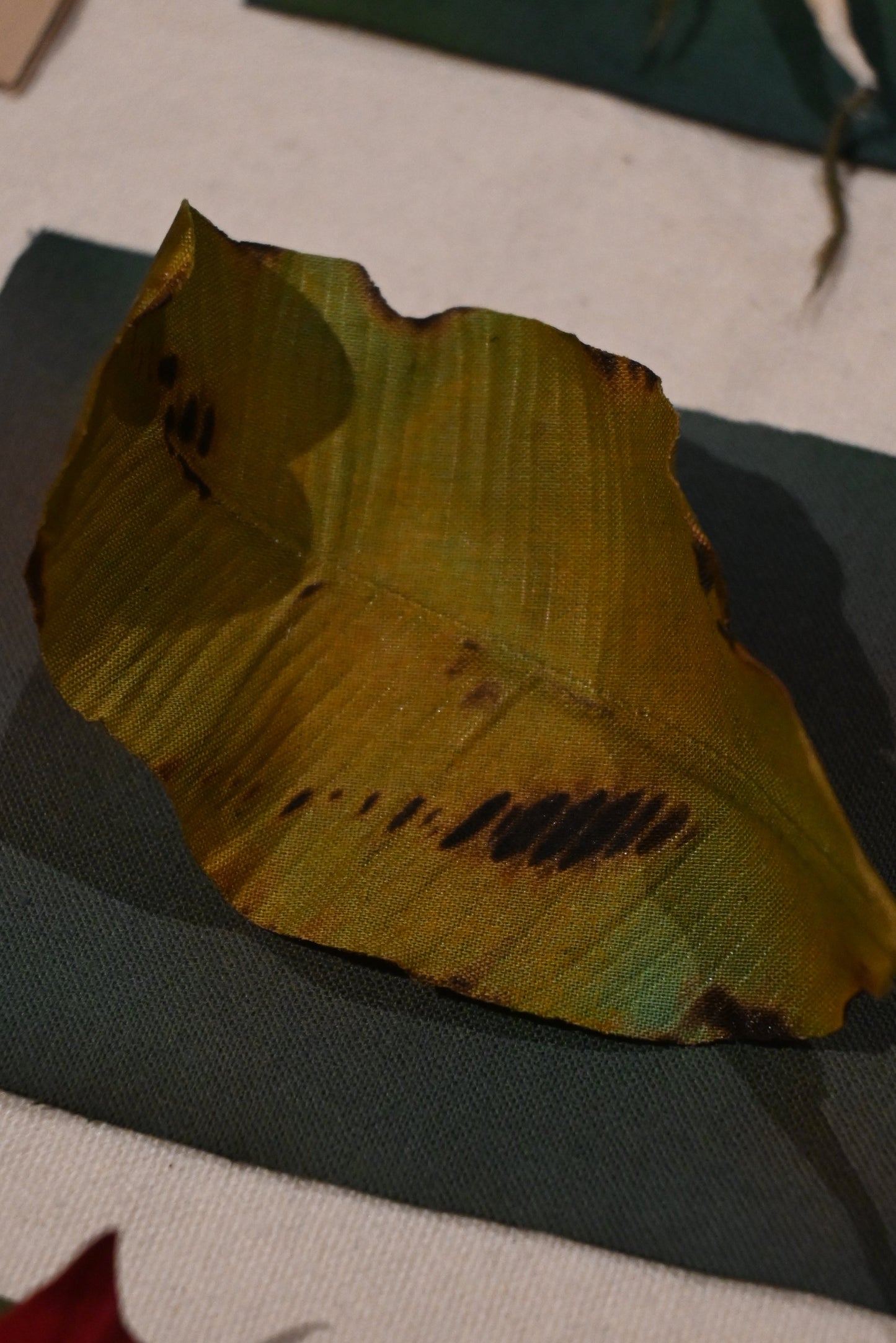 枯葉心口針／髮夾班