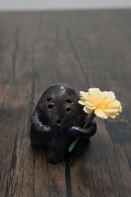 為你送上花朵的小鬼｜陶瓷公仔