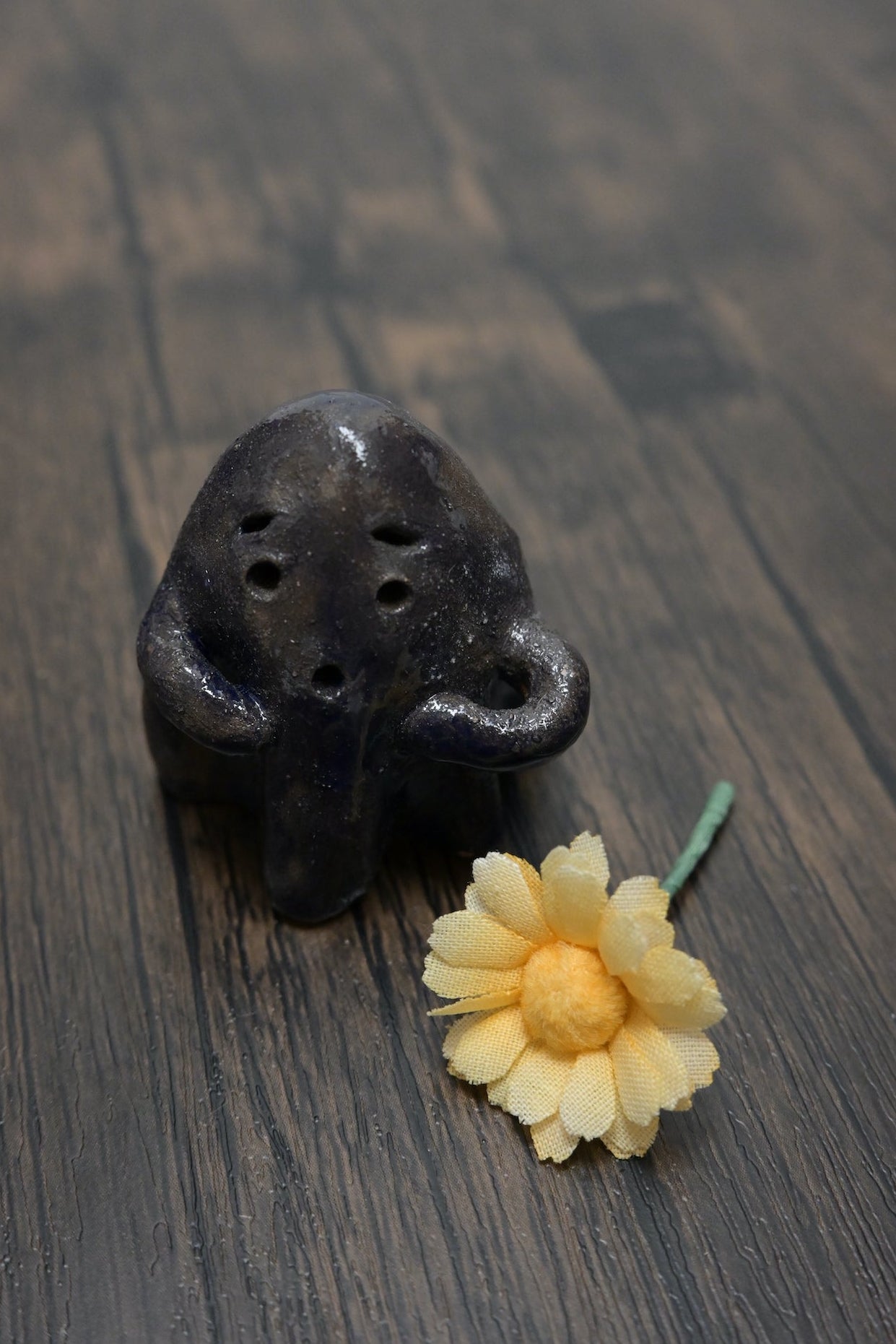為你送上花朵的小鬼｜陶瓷公仔
