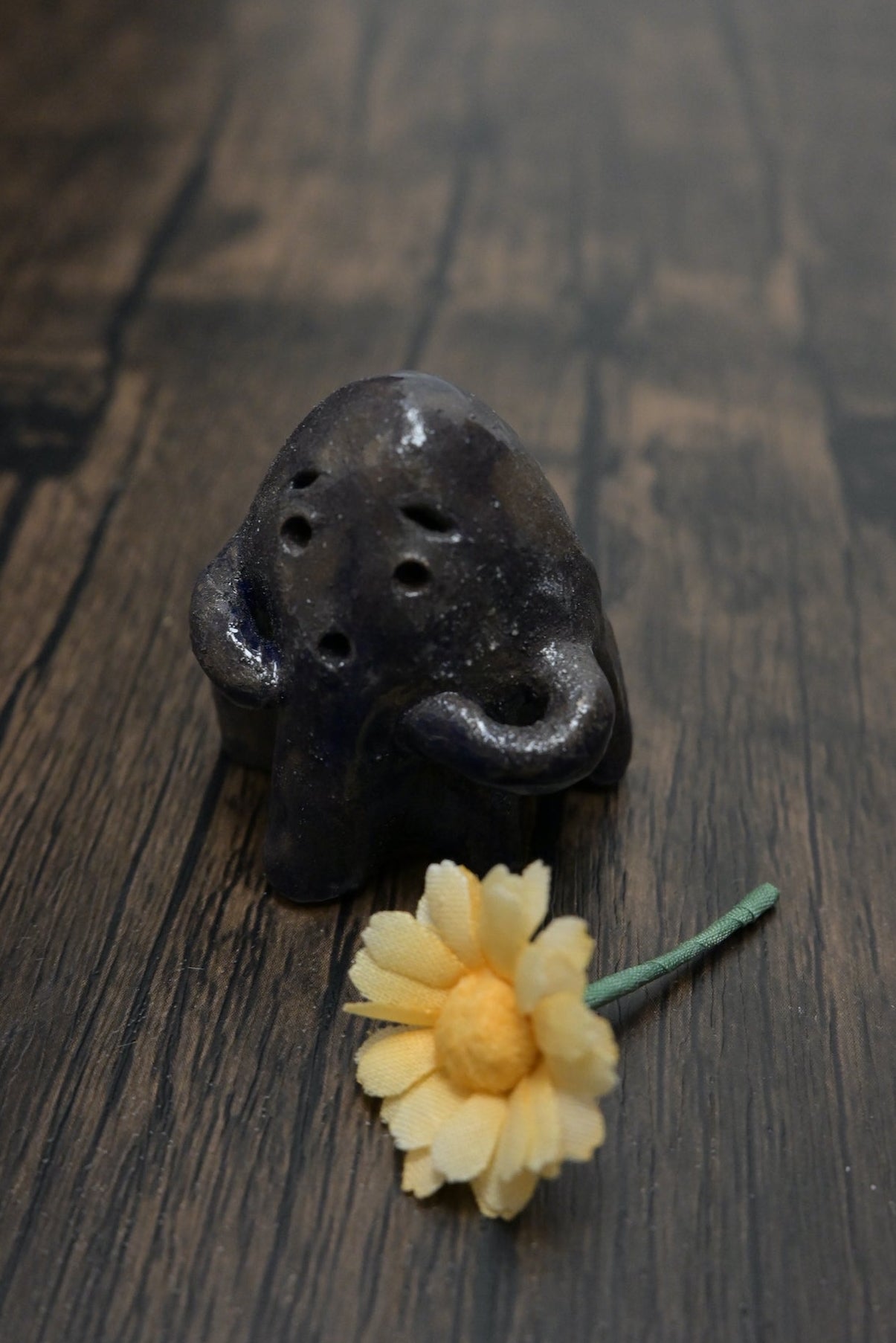 為你送上花朵的小鬼｜陶瓷公仔
